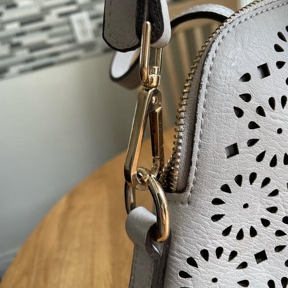 Greige doily pattern purse with removable shoulder strap - Picture 6 of 15